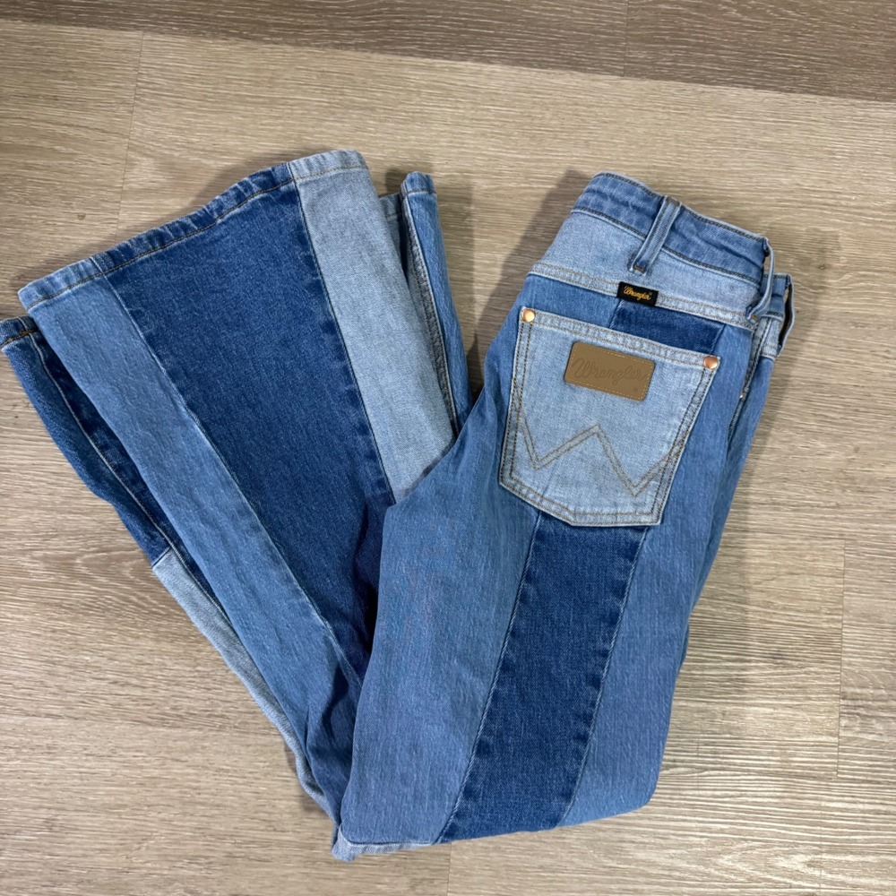 Wrangler Lainey Wilson Jeans Women 26x30 Blue Patchwork Bell Bottom Flare Denim